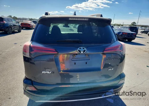 2017 Toyota Rav4 Xle z USA, uszkodzony, nr VIN JTMWFREV8HJ139087